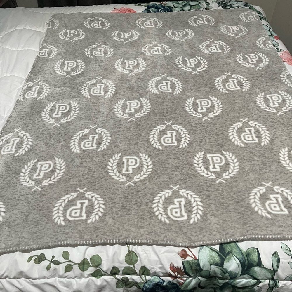 Victorias Secretโ PINK Sherpa Fleece Throw Blanket Grey White Laurel Wreath Logo